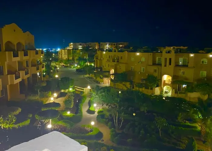 شالية على البحر والبسين بالعين السخنة بقرية امباير ريزورت Chalet *