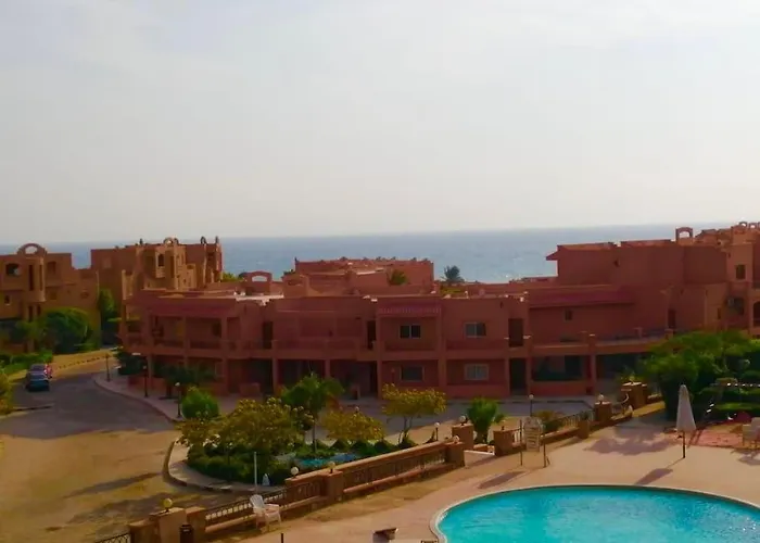 شالية على البحر والبسين بالعين السخنة بقرية امباير ريزورت Chalet Ain Sukhna