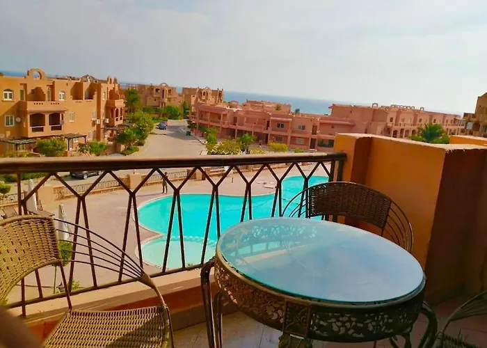 شالية على البحر والبسين بالعين السخنة بقرية امباير ريزورت