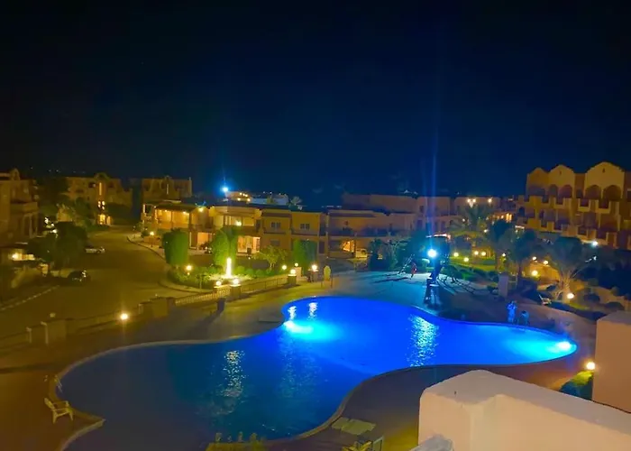 Chalet شالية على البحر والبسين بالعين السخنة بقرية امباير ريزورت Ain Sukhna