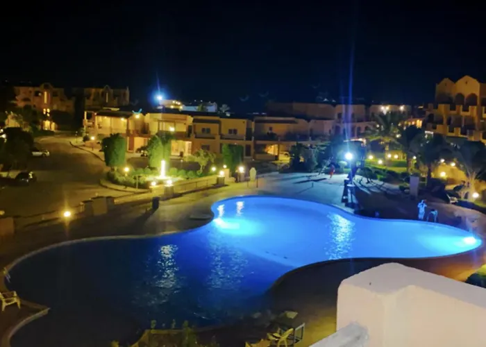 Chalet شالية على البحر والبسين بالعين السخنة بقرية امباير ريزورت Ain Sukhna